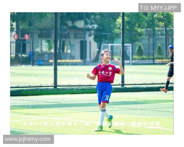 足球明星与孩子们的亲密时光揭秘他们的成长与梦想 足球明星与孩子们的亲密时光揭秘他们的成长与梦想